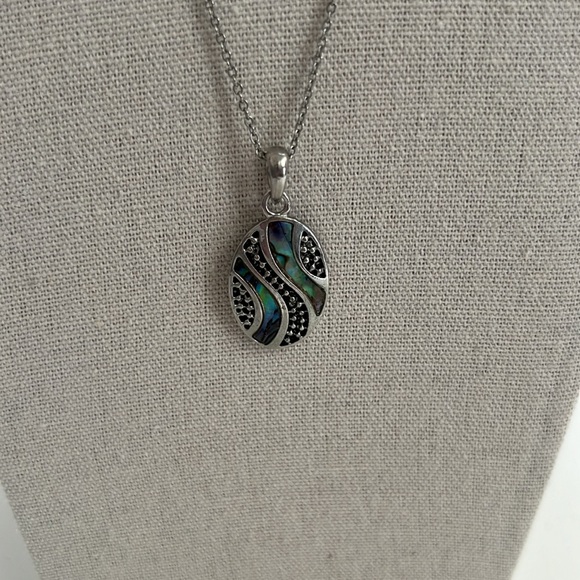 AQUARIUS DESIGN New Zealand Paua Shell Design Pendant Silver 16 inch Chain NWT - Picture 2 of 9